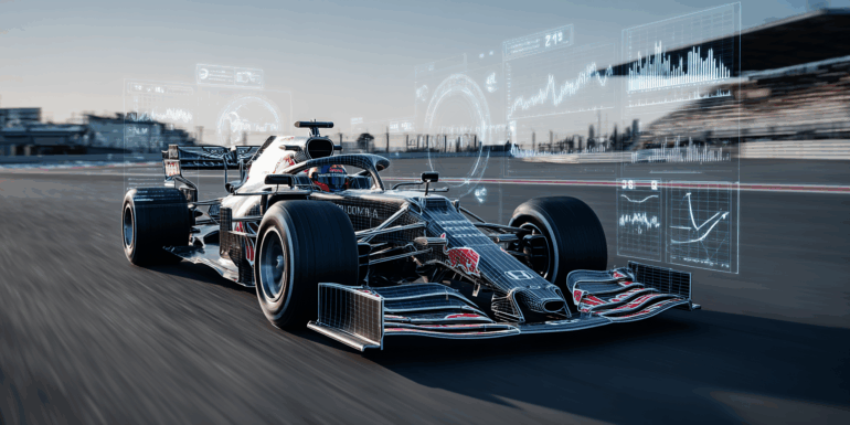 Voiture de Formule 1 en pleine course avec des données de télémétrie en surimpression, illustrant la précision et l’analyse stratégique en temps réel.